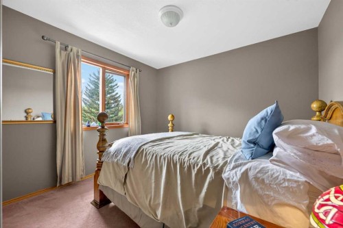 148 Sierra Madre Crescent Sw, Calgary, AB - Indoor Photo Showing Bedroom