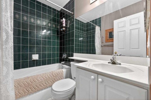 148 Sierra Madre Crescent Sw, Calgary, AB - Indoor Photo Showing Bathroom