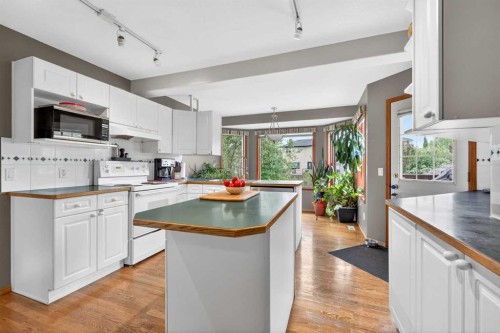 148 Sierra Madre Crescent Sw, Calgary, AB - Indoor Photo Showing Kitchen