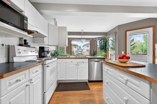 148 Sierra Madre Crescent Sw, Calgary, AB - Indoor Photo Showing Kitchen