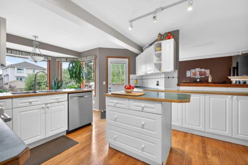 148 Sierra Madre Crescent Sw, Calgary, AB - Indoor Photo Showing Kitchen