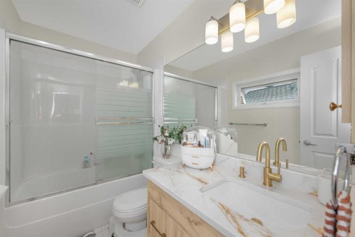 77 Citadel Ridge Green Nw, Calgary, AB - Indoor Photo Showing Bathroom