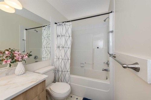 77 Citadel Ridge Green Nw, Calgary, AB - Indoor Photo Showing Bathroom