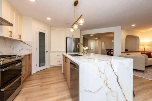 77 Citadel Ridge Green Nw, Calgary, AB - Indoor Photo Showing Kitchen With Upgraded Kitchen