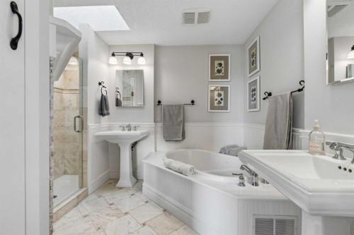 3922 16A Street Sw, Calgary, AB - Indoor Photo Showing Bathroom