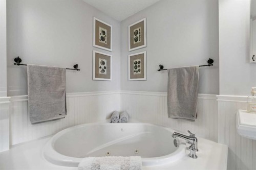 3922 16A Street Sw, Calgary, AB - Indoor Photo Showing Bathroom