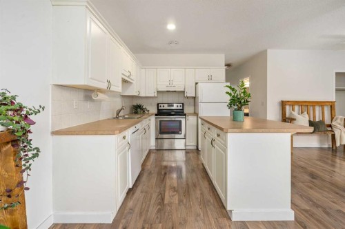 2-116 First Street, Cochrane, AB - Indoor Photo Showing Kitchen