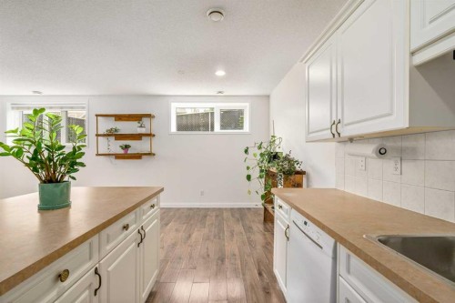 2-116 First Street, Cochrane, AB - Indoor Photo Showing Kitchen