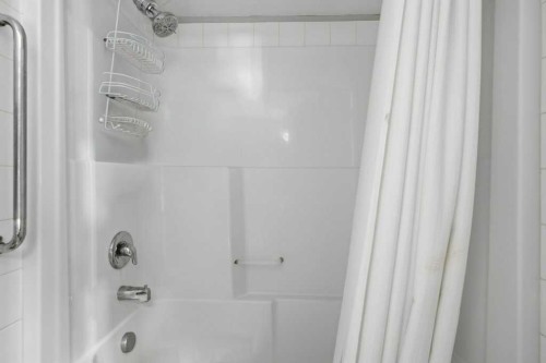 3301-10 Country Village Park Ne, Calgary, AB - Indoor Photo Showing Bathroom