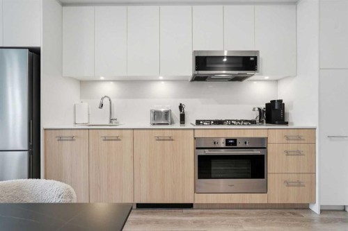 1213-730 2 Avenue Sw, Calgary, AB - Indoor Photo Showing Kitchen With Upgraded Kitchen