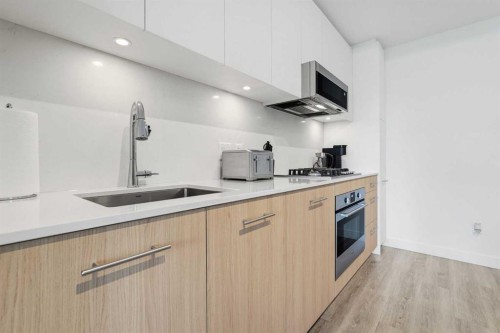 1213-730 2 Avenue Sw, Calgary, AB - Indoor Photo Showing Kitchen With Upgraded Kitchen