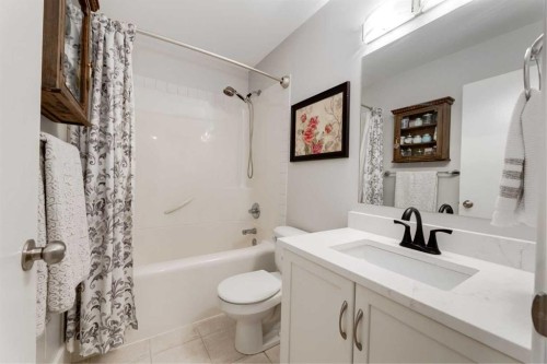 775 Strathcona Drive Sw, Calgary, AB - Indoor Photo Showing Bathroom