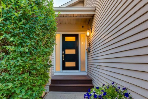 775 Strathcona Drive Sw, Calgary, AB - Outdoor