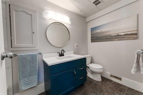 775 Strathcona Drive Sw, Calgary, AB - Indoor Photo Showing Bathroom