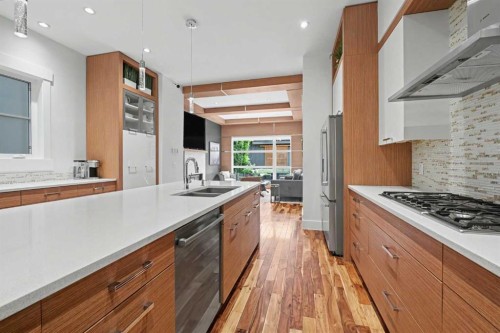 2027 42 Avenue Sw, Calgary, AB - Indoor Photo Showing Kitchen With Double Sink With Upgraded Kitchen