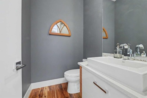 2027 42 Avenue Sw, Calgary, AB - Indoor Photo Showing Bathroom
