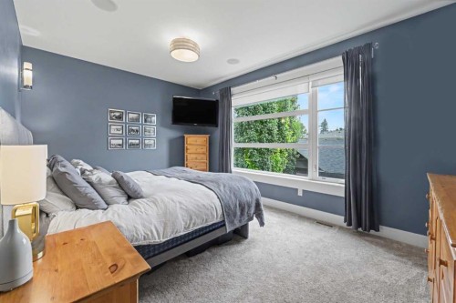 2027 42 Avenue Sw, Calgary, AB - Indoor Photo Showing Bedroom