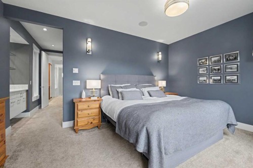 2027 42 Avenue Sw, Calgary, AB - Indoor Photo Showing Bedroom