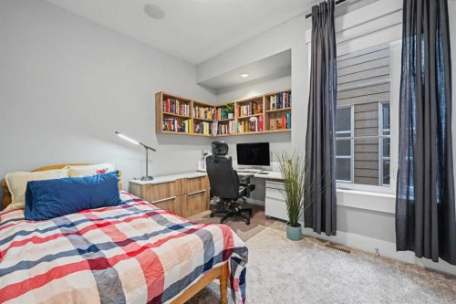 2027 42 Avenue Sw, Calgary, AB - Indoor Photo Showing Bedroom