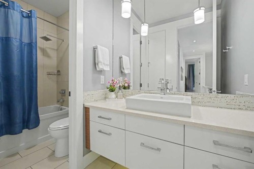 2027 42 Avenue Sw, Calgary, AB - Indoor Photo Showing Bathroom