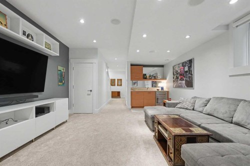 2027 42 Avenue Sw, Calgary, AB - Indoor Photo Showing Living Room