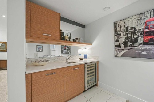 2027 42 Avenue Sw, Calgary, AB - Indoor Photo Showing Kitchen