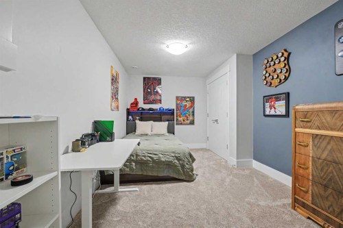 2027 42 Avenue Sw, Calgary, AB - Indoor Photo Showing Bedroom