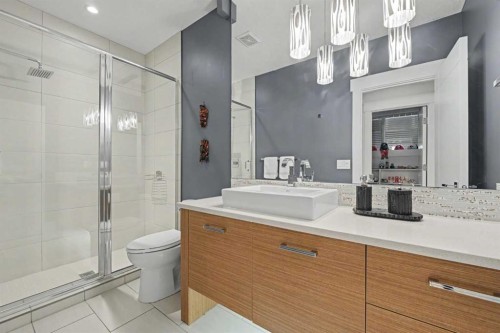2027 42 Avenue Sw, Calgary, AB - Indoor Photo Showing Bathroom