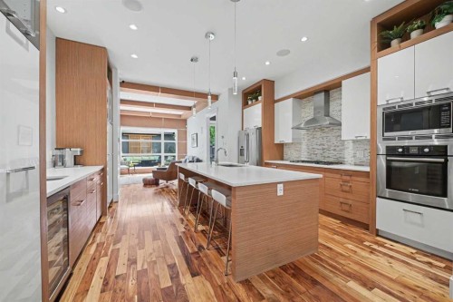 2027 42 Avenue Sw, Calgary, AB - Indoor Photo Showing Kitchen With Upgraded Kitchen