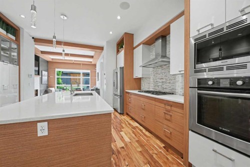 2027 42 Avenue Sw, Calgary, AB - Indoor Photo Showing Kitchen With Upgraded Kitchen
