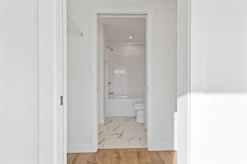 2418-395 Skyview Parkway Ne, Calgary, AB - Indoor Photo Showing Bathroom