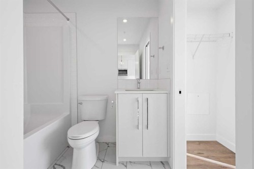 2418-395 Skyview Parkway Ne, Calgary, AB - Indoor Photo Showing Bathroom