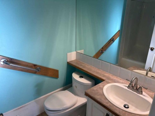 101-7 Lineham Avenue, Okotoks, AB - Indoor Photo Showing Bathroom
