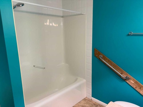 101-7 Lineham Avenue, Okotoks, AB - Indoor Photo Showing Bathroom