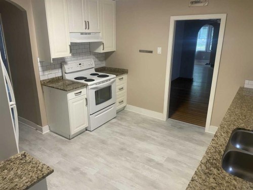 429 10 Street Ne, Calgary, AB - Indoor Photo Showing Kitchen
