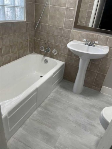 429 10 Street Ne, Calgary, AB - Indoor Photo Showing Bathroom