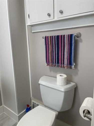 429 10 Street Ne, Calgary, AB - Indoor Photo Showing Bathroom