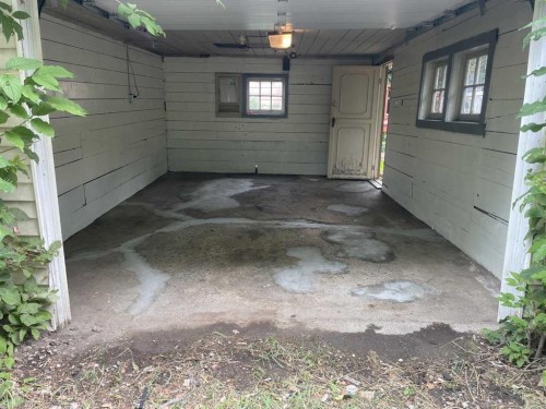 429 10 Street Ne, Calgary, AB - Indoor Photo Showing Garage