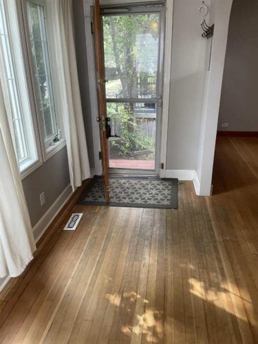 429 10 Street Ne, Calgary, AB - Indoor Photo Showing Other Room