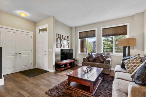 579 Evanston Drive Nw, Calgary, AB - Indoor Photo Showing Living Room