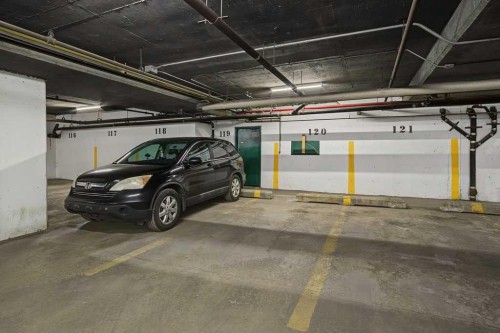 414-333 Garry Crescent Ne, Calgary, AB - Indoor Photo Showing Garage