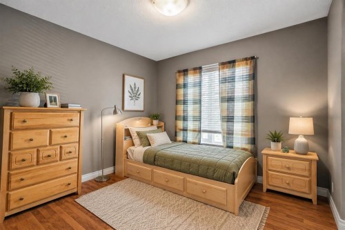 40 Sienna Park Crescent Sw, Calgary, AB - Indoor Photo Showing Bedroom
