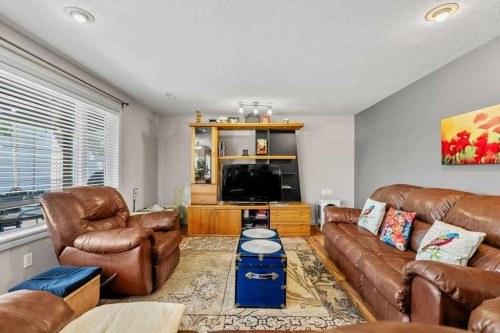 40 Sienna Park Crescent Sw, Calgary, AB - Indoor Photo Showing Living Room