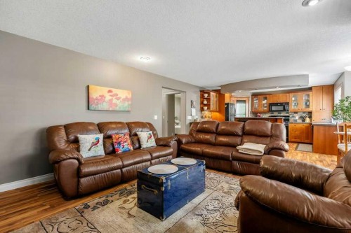 40 Sienna Park Crescent Sw, Calgary, AB - Indoor Photo Showing Living Room