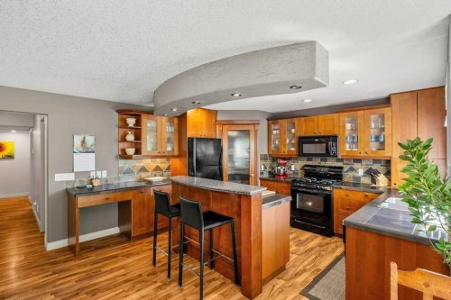 40 Sienna Park Crescent Sw, Calgary, AB - Indoor Photo Showing Kitchen