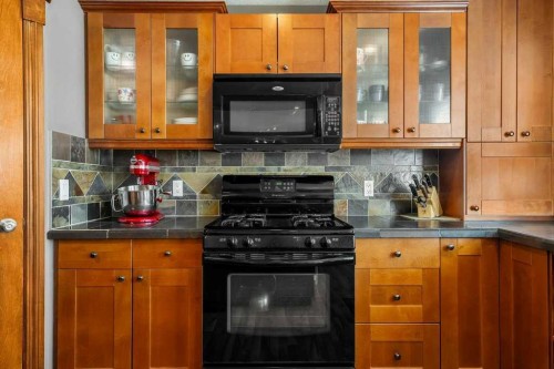 40 Sienna Park Crescent Sw, Calgary, AB - Indoor Photo Showing Kitchen
