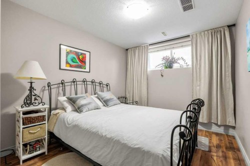 40 Sienna Park Crescent Sw, Calgary, AB - Indoor Photo Showing Bedroom