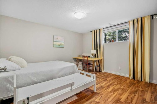 40 Sienna Park Crescent Sw, Calgary, AB - Indoor Photo Showing Bedroom