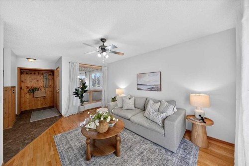 1837 Meadowbrook Drive Se, Airdrie, AB - Indoor Photo Showing Living Room