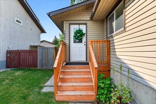 1837 Meadowbrook Drive Se, Airdrie, AB - Outdoor With Exterior